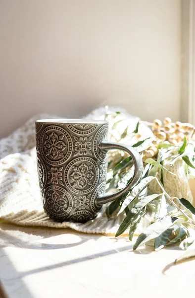 Kaffee, Strickpullover und Herbstzweige — Stockfoto