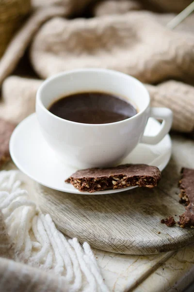 Kopp kaffe med mjölk och chokladkakor på varm ull filt — Stockfoto