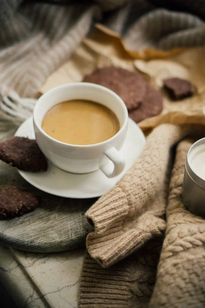 Cup of coffe with milk and chocolate cookies on warm wool blanket — ストック写真