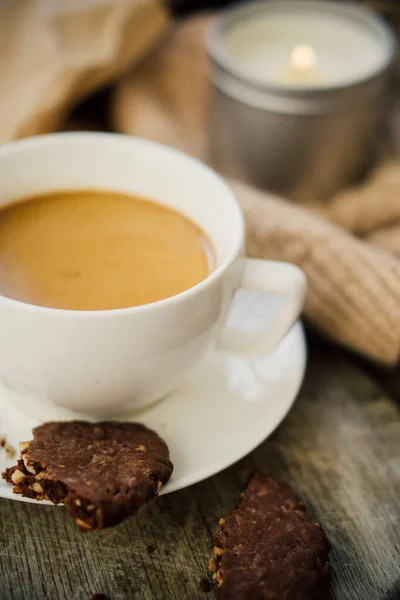 Kopp kaffe med mjölk och chokladkakor på varm ull filt — Stockfoto