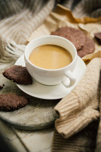 Copo de café com leite e biscoitos de chocolate em cobertor de lã quente — Fotografia de Stock