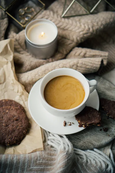 Tazza di caffè con biscotti al latte e cioccolato su coperta di lana calda — Foto Stock