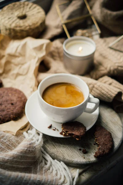 Egy csésze kávé tejjel és csokis sütivel meleg gyapjútakarón. — Stock Fotó