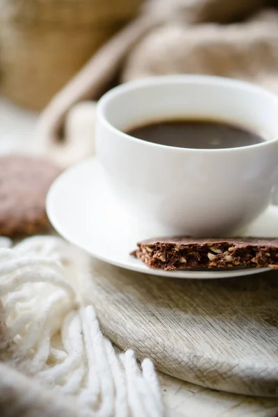 Kopje koffie met melk en chocoladekoekjes op warme wollen deken — Stockfoto