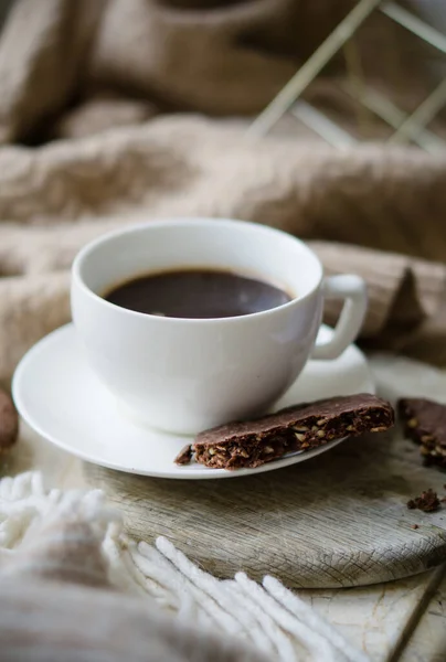 Cup of coffe with milk and chocolate cookies on warm wool blanket — Stock Photo, Image