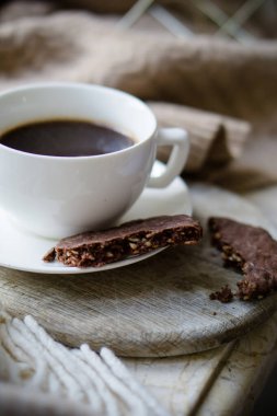 Sütlü kahve ve sıcak yün battaniyeli çikolatalı kurabiye.
