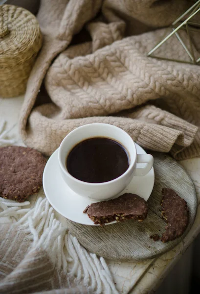 Sütlü kahve ve sıcak yün battaniyeli çikolatalı kurabiye. — Stok fotoğraf