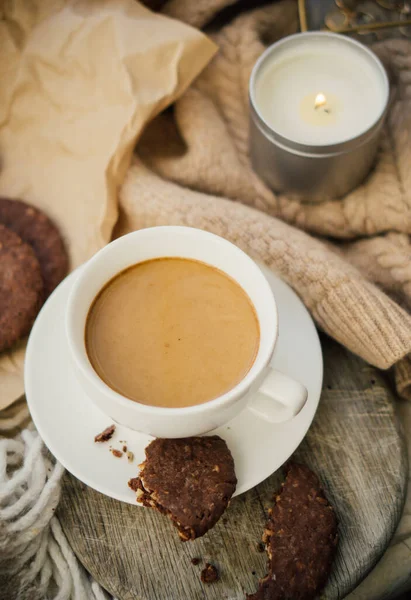 Kopje koffie met melk en chocoladekoekjes op warme wollen deken — Stockfoto