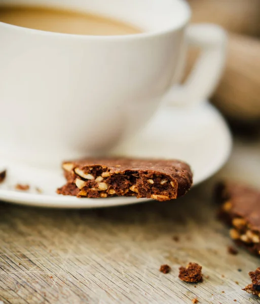 Copa de café con leche y galletas de chocolate en manta de lana caliente — Foto de Stock