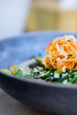 Asya yemeği, sebze salatası ve seramik tabakta kızarmış et.