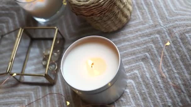 Decoração acolhedora casa de inverno com luzes e velas — Vídeo de Stock