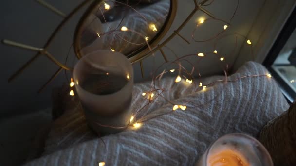 Затишний зимовий домашній декор зі світлом і свічками — стокове відео