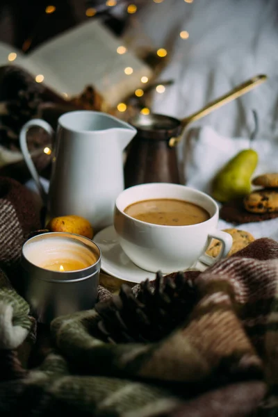 Затишна домашня аранжування вихідних, теплі прикраси для спальні з кавою, вовняна ковдра — стокове фото