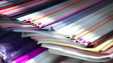 Farklı renkli ambalaj kağıtları yığını