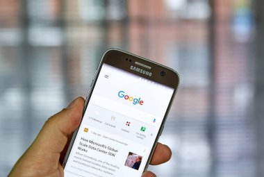 Montreal, Kanada - 2 Haziran 2018: Google arama üstünde hareket eden telefon. Google arama Google tarafından geliştirilen bir web arama motorudur.