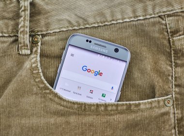 Montreal, Kanada - 2 Haziran 2018: Google arama üstünde hareket eden telefon. Google arama Google tarafından geliştirilen bir web arama motorudur.