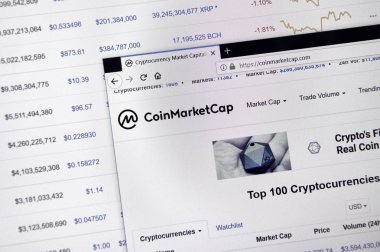 Montreal, Kanada - 20 Haziran 2018: Madeni para piyasa değeri giriş sayfası. Site - coinmarketcap.com Cryptocurrency hangi şifreleme teknikleri oluşturmak ve fon transferi için kullanılan dijital bir para birimidir..