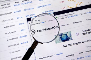 Montreal, Kanada - 20 Haziran 2018: Madeni para piyasa değeri giriş sayfası. Site - coinmarketcap.com Cryptocurrency hangi şifreleme teknikleri oluşturmak ve fon transferi için kullanılan dijital bir para birimidir..