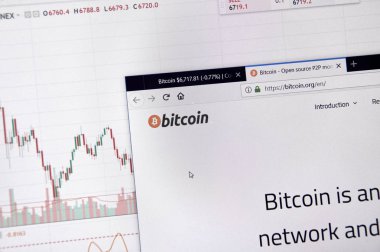 Montreal, Kanada - 20 Haziran 2018: Bitcoin kripto para birimi ana sayfa. Cryptocurrency hangi şifreleme teknikleri oluşturmak ve fon transferi için kullanılan dijital bir para birimidir. Sitesi - bitcoin.org