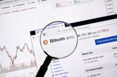 Montreal, Kanada - 20 Haziran 2018: Bitcoin kripto Döviz Alım fiyatı büyüteç altında. Cryptocurrency hangi şifreleme teknikleri oluşturmak ve fon transferi için kullanılan bir dijital para birimidir.