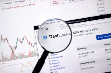 Montreal, Kanada - 20 Haziran 2018: Dash kripto Döviz Alım fiyatı büyüteç altında. Cryptocurrency hangi şifreleme teknikleri oluşturmak ve fon transferi için kullanılan bir dijital para birimidir.