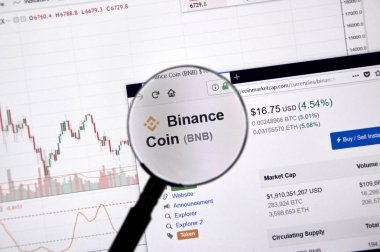 Montreal, Kanada - 20 Haziran 2018: Binance para kripto Döviz Alım fiyatı büyüteç altında. Cryptocurrency hangi şifreleme teknikleri oluşturmak ve fon transferi için kullanılan bir dijital para birimidir