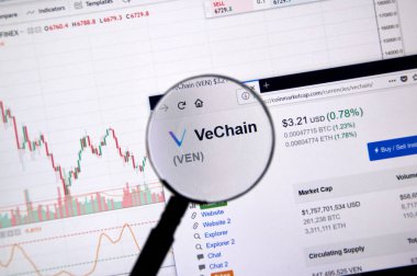 Montreal, Kanada - 20 Haziran 2018: Vechain kripto Döviz Alım fiyatı büyüteç altında. Cryptocurrency hangi şifreleme teknikleri oluşturmak ve fon transferi için kullanılan bir dijital para birimidir.