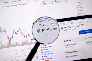 Montreal, Kanada - 20 Haziran 2018: Nem kripto Döviz Alım fiyatı büyüteç altında. Cryptocurrency hangi şifreleme teknikleri oluşturmak ve fon transferi için kullanılan bir dijital para birimidir.