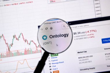 Montreal, Kanada - 20 Haziran 2018: Ontoloji kripto Döviz Alım fiyatı büyüteç altında. Cryptocurrency hangi şifreleme teknikleri oluşturmak ve fon transferi için kullanılan bir dijital para birimidir.