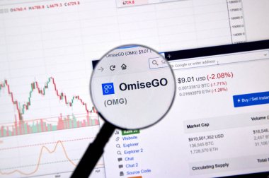 Montreal, Kanada - 20 Haziran 2018: Omisego kripto Döviz Alım fiyatı büyüteç altında. Cryptocurrency hangi şifreleme teknikleri oluşturmak ve fon transferi için kullanılan bir dijital para birimidir.