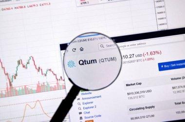 Montreal, Kanada - 20 Haziran 2018: Qtum kripto Döviz Alım fiyatı büyüteç altında. Cryptocurrency hangi şifreleme teknikleri oluşturmak ve fon transferi için kullanılan bir dijital para birimidir.