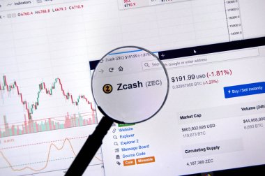 Montreal, Kanada - 20 Haziran 2018: Zcash kripto Döviz Alım fiyatı büyüteç altında. Cryptocurrency hangi şifreleme teknikleri oluşturmak ve fon transferi için kullanılan bir dijital para birimidir.