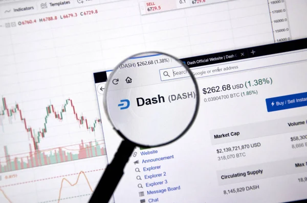 Montreal, Kanada - 20 Haziran 2018: Dash kripto Döviz Alım fiyatı büyüteç altında. Cryptocurrency hangi şifreleme teknikleri oluşturmak ve fon transferi için kullanılan bir dijital para birimidir.