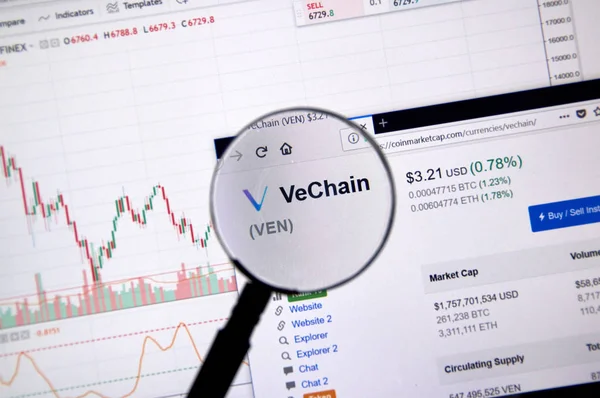 Montreal, Kanada - 20 Haziran 2018: Vechain kripto Döviz Alım fiyatı büyüteç altında. Cryptocurrency hangi şifreleme teknikleri oluşturmak ve fon transferi için kullanılan bir dijital para birimidir.