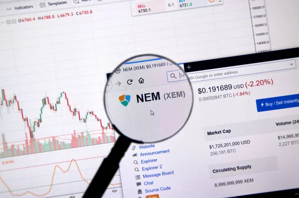 Montreal, Kanada - 20 Haziran 2018: Nem kripto Döviz Alım fiyatı büyüteç altında. Cryptocurrency hangi şifreleme teknikleri oluşturmak ve fon transferi için kullanılan bir dijital para birimidir.