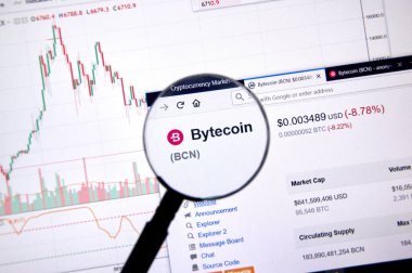 Montreal, Kanada - 20 Haziran 2018: Bytecoin kripto Döviz Alım fiyatı büyüteç altında. Cryptocurrency hangi şifreleme teknikleri oluşturmak ve fon transferi için kullanılan bir dijital para birimidir.