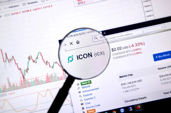 Montreal, Kanada - 20 Haziran 2018: Simge kripto Döviz Alım fiyatı büyüteç altında. Cryptocurrency hangi şifreleme teknikleri oluşturmak ve fon transferi için kullanılan bir dijital para birimidir.