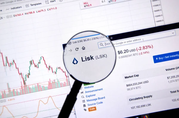 Montreal, Kanada - 20 Haziran 2018: Lisk kripto Döviz Alım fiyatı büyüteç altında. Cryptocurrency hangi şifreleme teknikleri oluşturmak ve fon transferi için kullanılan bir dijital para birimidir.