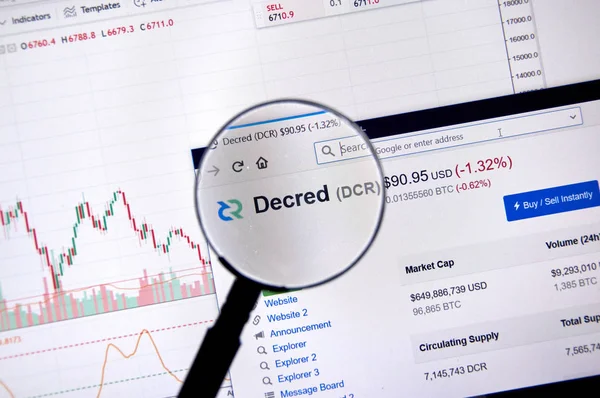 Montreal, Kanada - 20 Haziran 2018: Decred kripto Döviz Alım fiyatı büyüteç altında. Cryptocurrency hangi şifreleme teknikleri oluşturmak ve fon transferi için kullanılan bir dijital para birimidir.