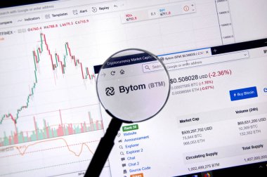 Montreal, Kanada - 20 Haziran 2018: Bytom kripto Döviz Alım fiyatı büyüteç altında. Cryptocurrency hangi şifreleme teknikleri oluşturmak ve fon transferi için kullanılan bir dijital para birimidir.