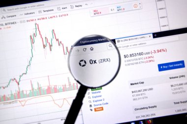 Montreal, Kanada - Haziran 20, 2018:0 x büyüteç altında Protokolü kripto Döviz Alım fiyatı. Cryptocurrency hangi şifreleme teknikleri oluşturmak ve fon transferi için kullanılan bir dijital para birimidir