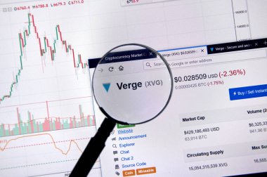 Montreal, Kanada - 20 Haziran 2018: Eşiğinde kripto Döviz Alım fiyatı büyüteç altında. Cryptocurrency hangi şifreleme teknikleri oluşturmak ve fon transferi için kullanılan bir dijital para birimidir.