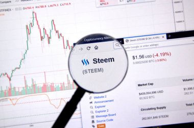 Montreal, Kanada - 20 Haziran 2018: Steem kripto Döviz Alım fiyatı büyüteç altında. Cryptocurrency hangi şifreleme teknikleri oluşturmak ve fon transferi için kullanılan bir dijital para birimidir.