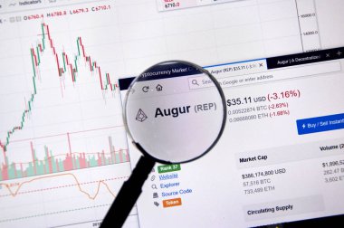 Montreal, Kanada - 20 Haziran 2018: Augur kripto Döviz Alım fiyatı büyüteç altında. Cryptocurrency hangi şifreleme teknikleri oluşturmak ve fon transferi için kullanılan bir dijital para birimidir.
