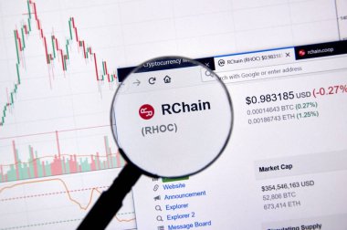 Montreal, Kanada - 20 Haziran 2018: Rchain kripto Döviz Alım fiyatı büyüteç altında. Cryptocurrency hangi şifreleme teknikleri oluşturmak ve fon transferi için kullanılan bir dijital para birimidir.