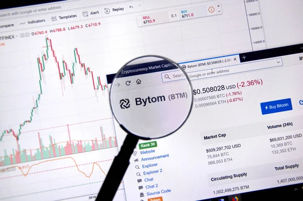 Montreal, Kanada - 20 Haziran 2018: Bytom kripto Döviz Alım fiyatı büyüteç altında. Cryptocurrency hangi şifreleme teknikleri oluşturmak ve fon transferi için kullanılan bir dijital para birimidir.
