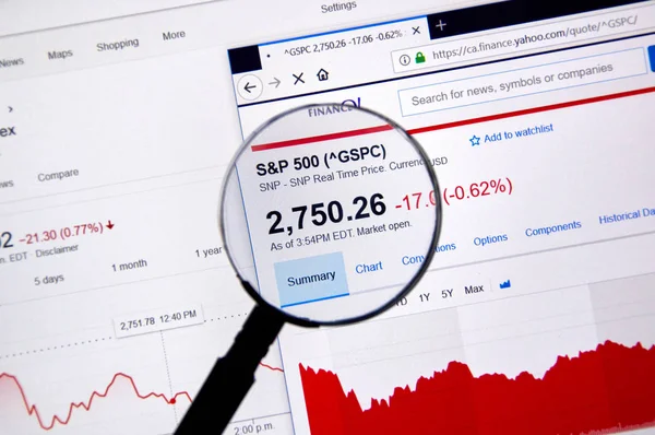 Montreal, Kanada - 10 Haziran 2018: sp 500 Endeksi fiyat büyüteç altında grafiklerle