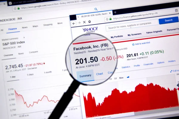 加拿大蒙特利尔 2018年6月22日 Facebook 股票价格和图表下的雅虎金融放大镜 — 图库照片