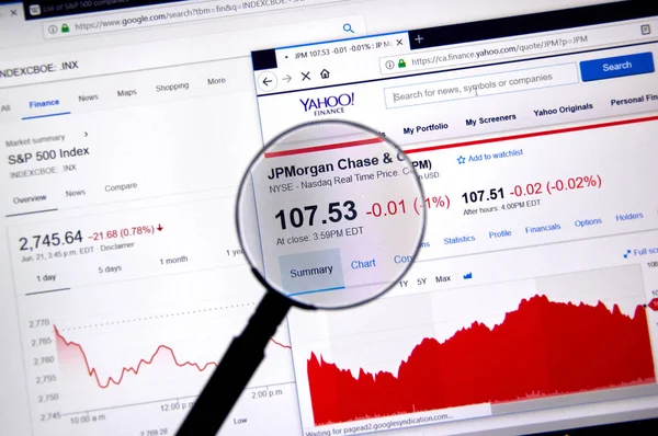 Montreal, Kanada - 22 Haziran 2018: Jpmorgand Chase senedi hisse fiyat ve Yahoo Finance üzerinde büyüteç altında grafikler ile.