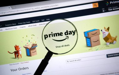 Montreal, Kanada - 16 Temmuz 2018: Amazon prime gün sayfa büyüteç altında resmi amazon sitesinde. Amazon Prime perakendecinin büyük Üyeler-sadece yaz Satılık Temmuz ayında her yıl günüdür.